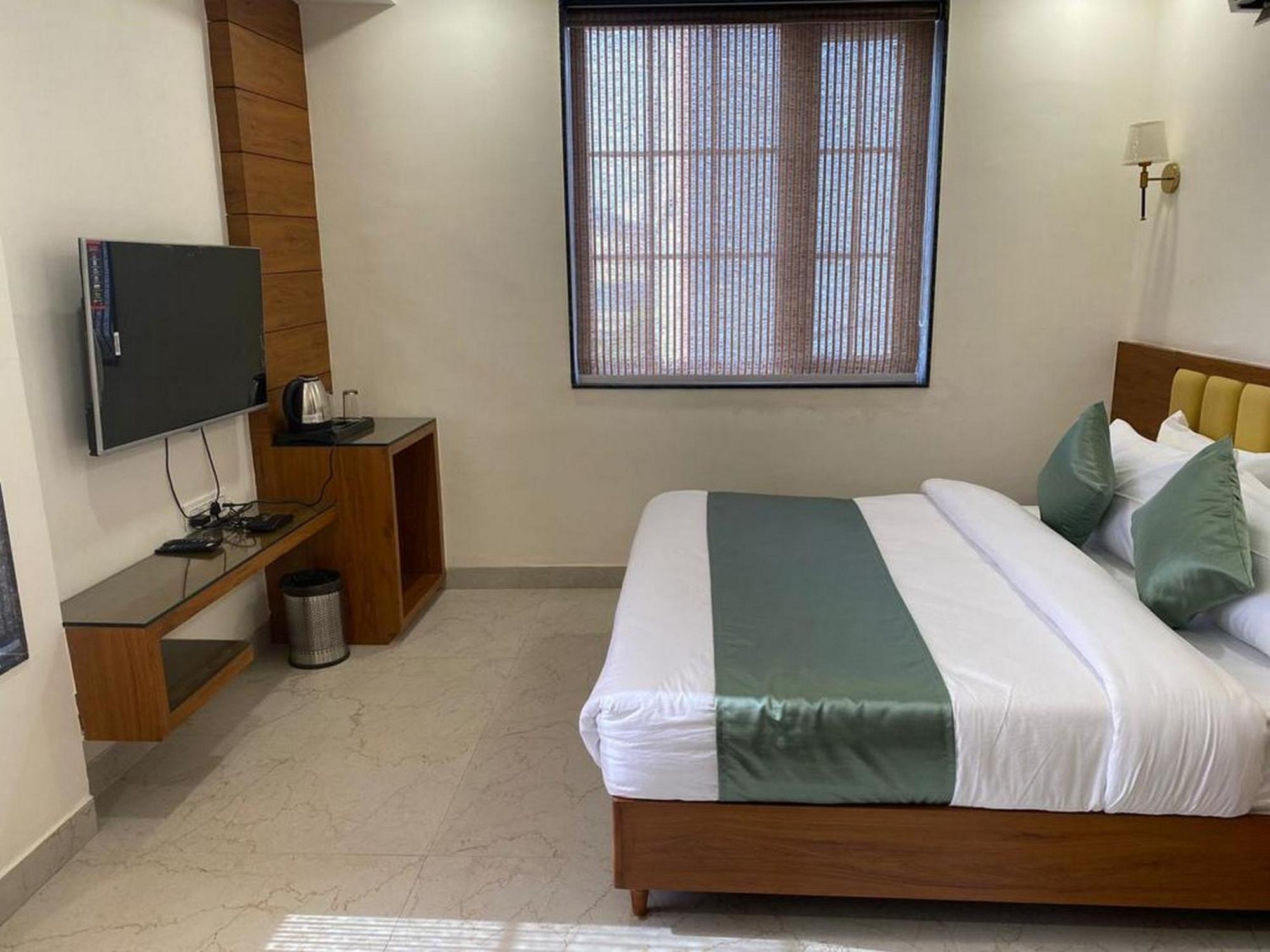 Hotel Eleven Heights Bhopal Exterior photo