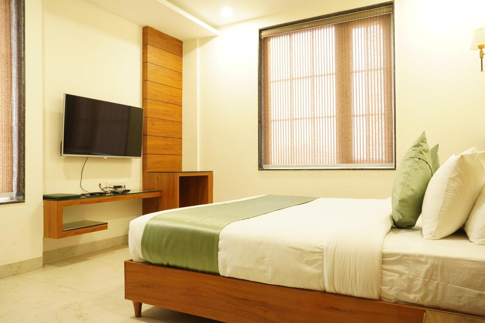 Hotel Eleven Heights Bhopal Exterior photo