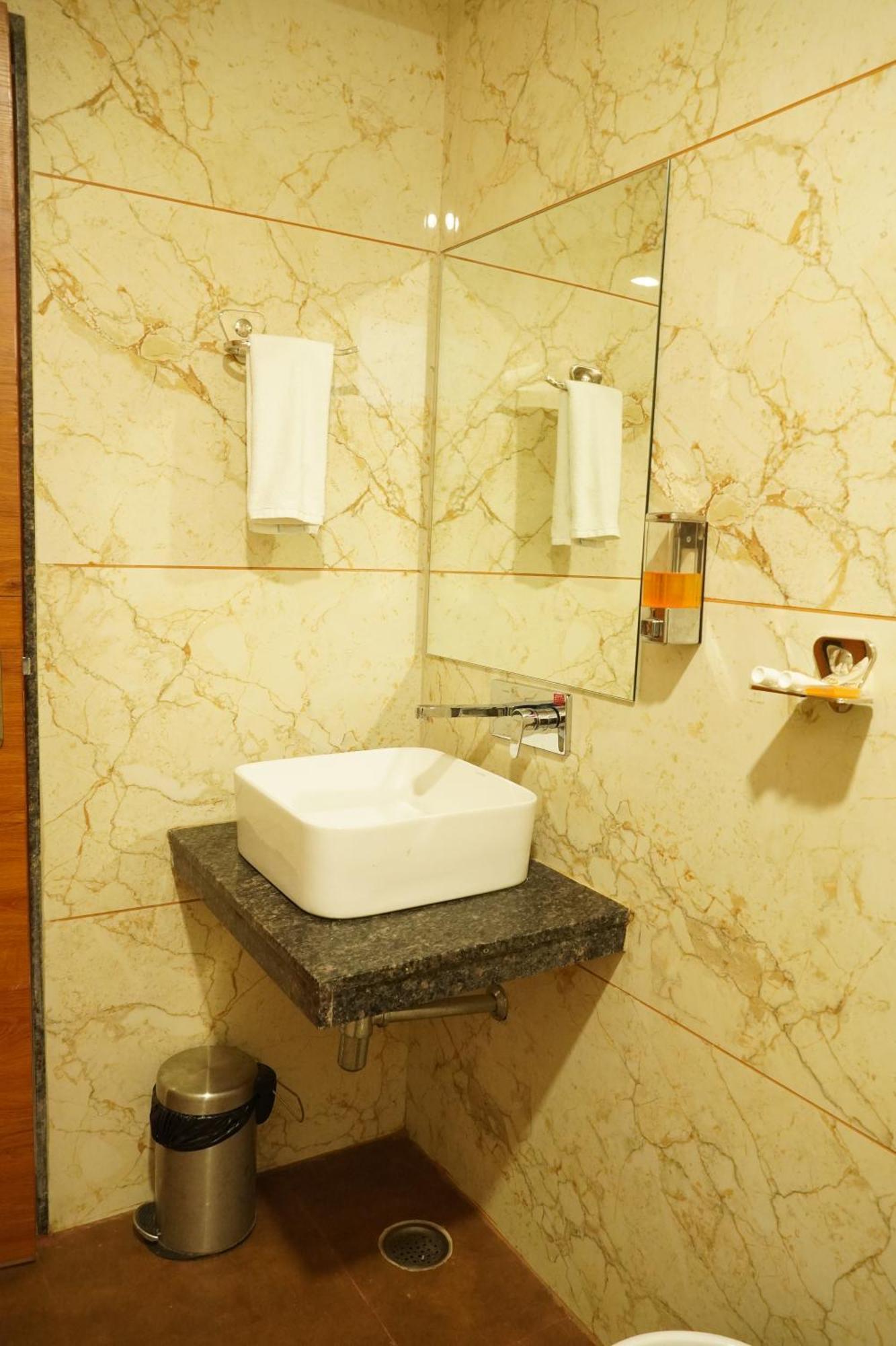 Hotel Eleven Heights Bhopal Exterior photo